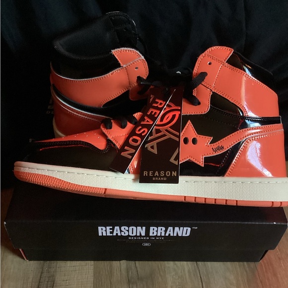 Shooting Stars Patent Leather Sneaker. - Picture 3 of 4